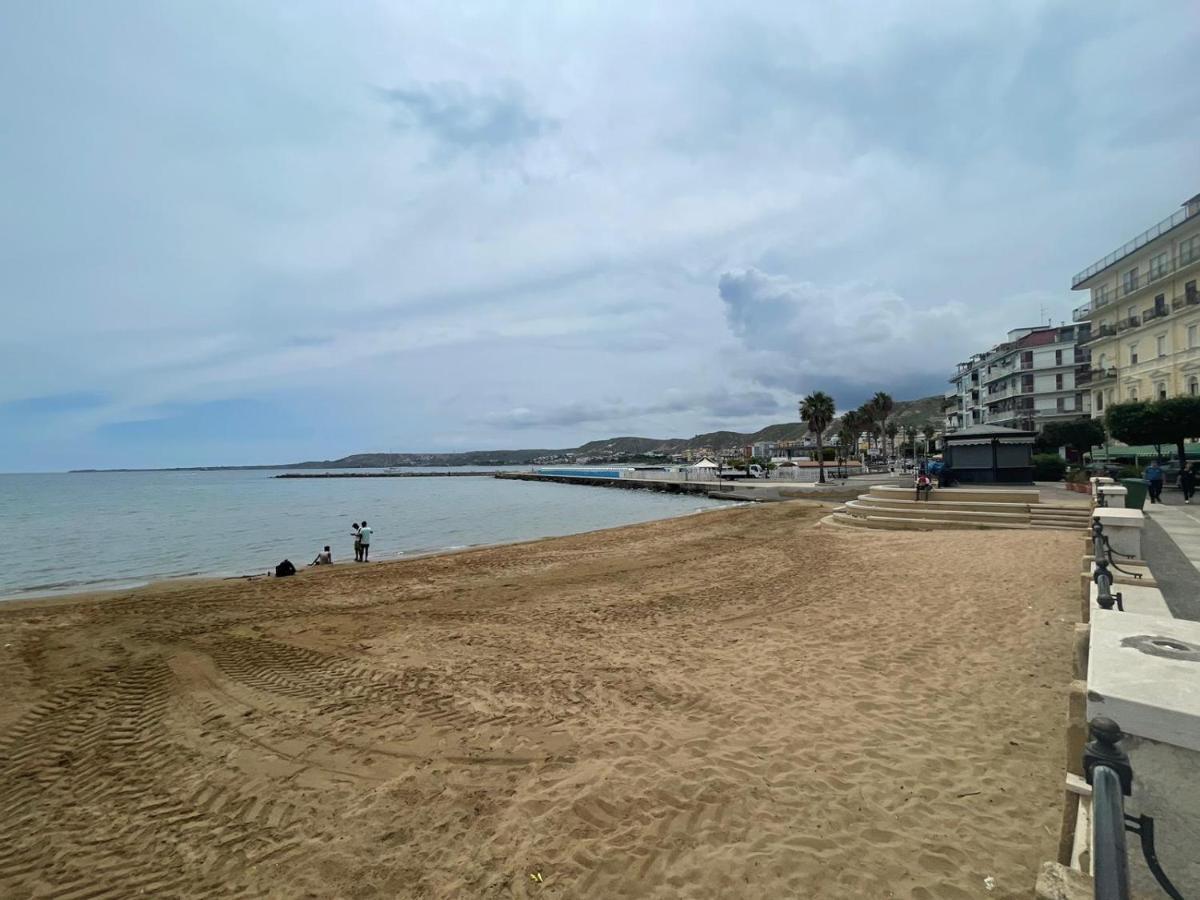 La Finestra Sul Mare B&B Crotone Exterior photo